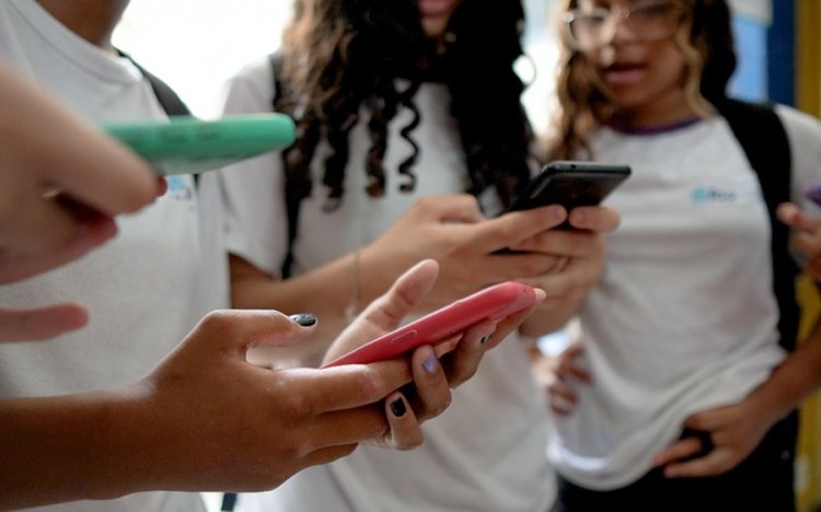 80% dos alunos se distraem com celulares nas escolas, aponta pesquisa