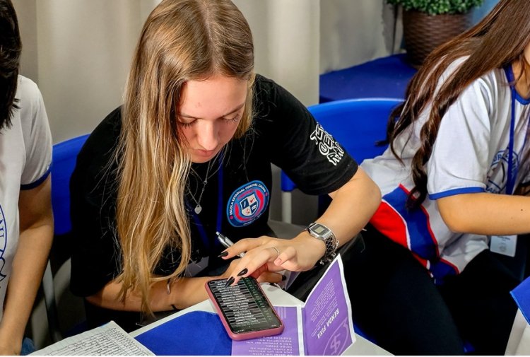 Minas define regras para proibir o uso de celulares nas escolas