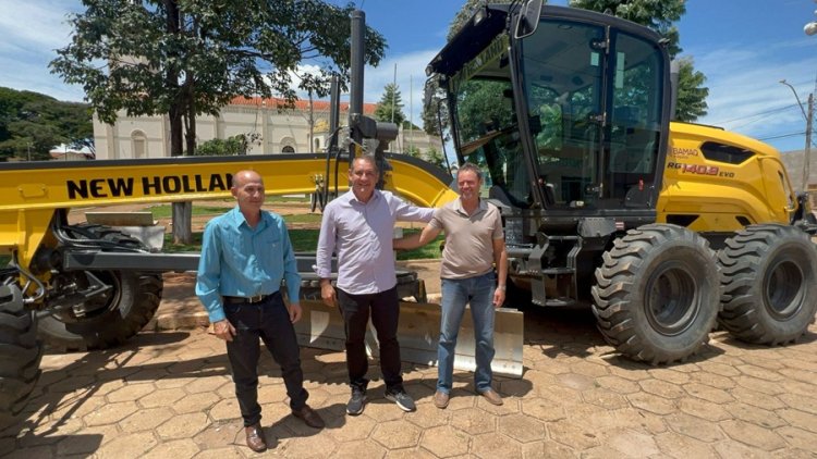 Renato Andrade entrega máquina patrol em Delfinópolis