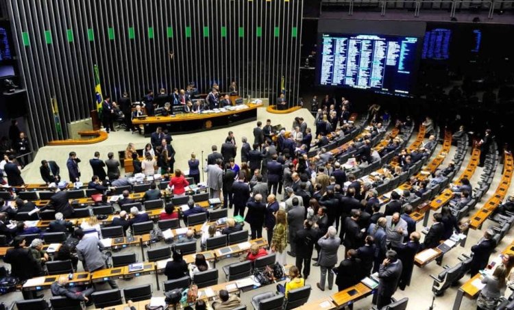 Situação fiscal e denúncia contra Bolsonaro acirram a polarização