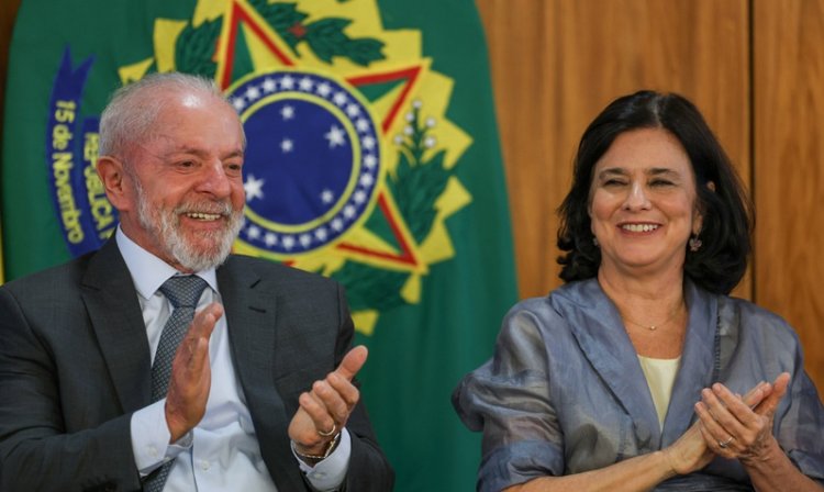 Troca no Ministério da Saúde ganha as manchetes desta quarta