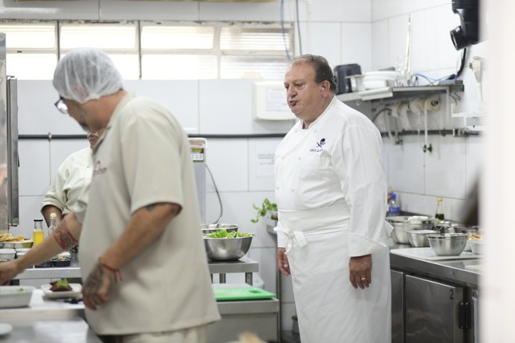 Erick Jacquin lida com barata e grosseria de dono de restaurante